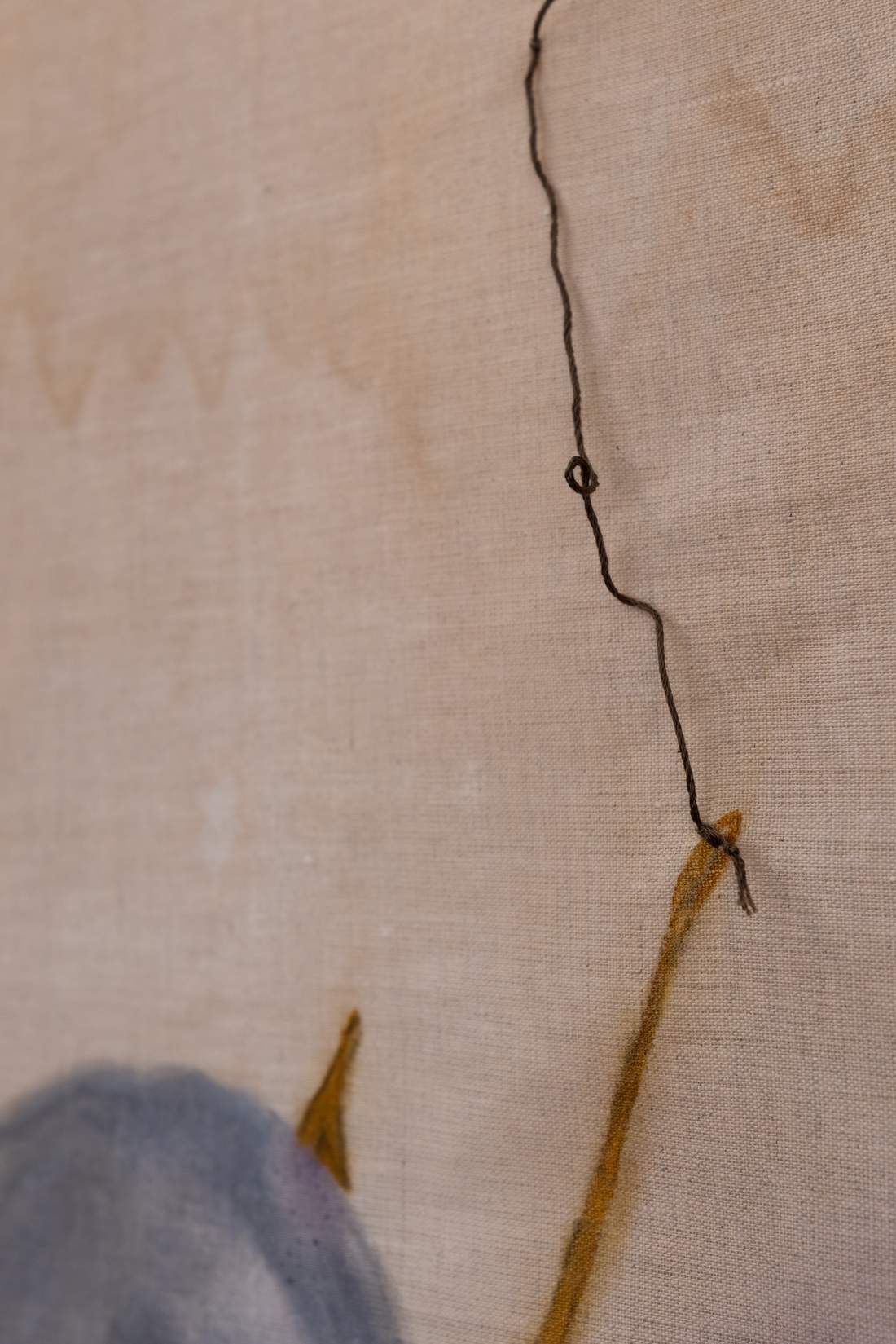 Detalhe do fio e anzol bordados sobre linho, obra Afluir, de Bia Távora